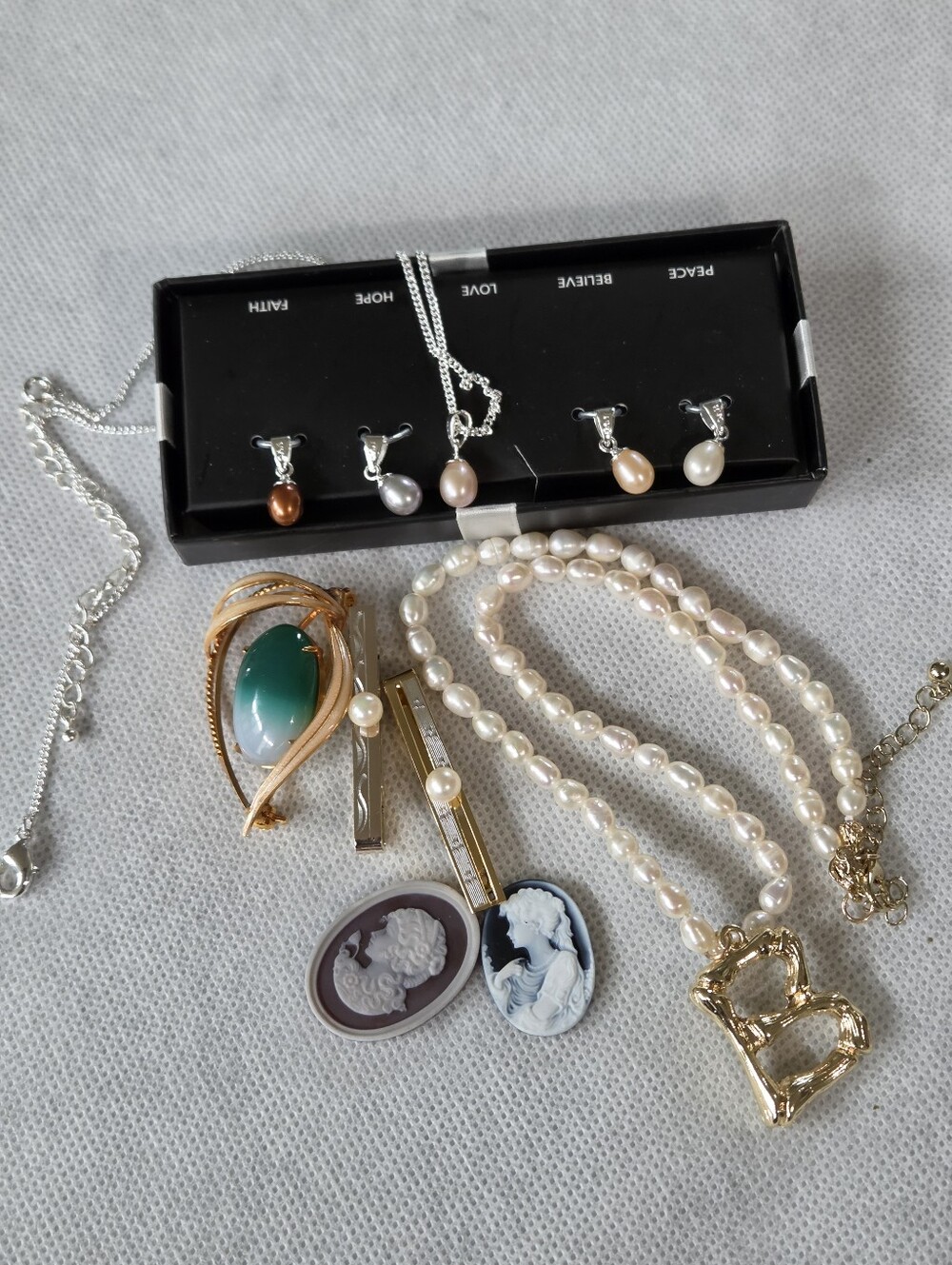 Classic Pearl and Green Stone Brooch Necklace Set - Unbranded